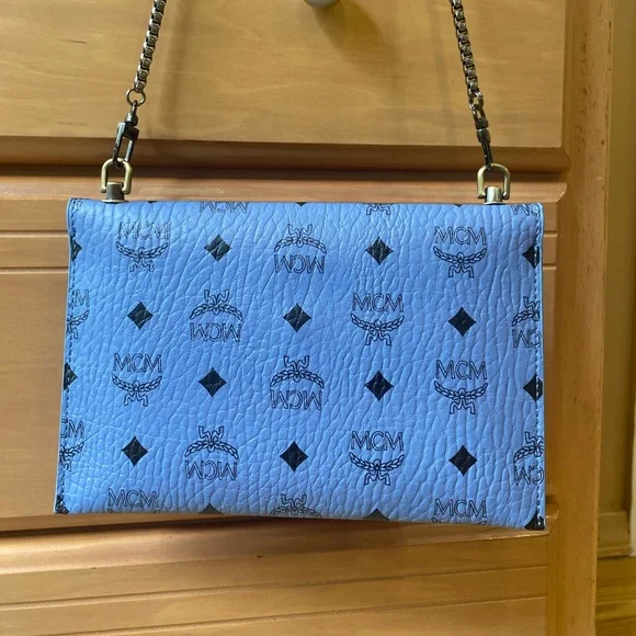 MCM powder blue beauty bag converted into a crossbody bag - Picture 4 of 11